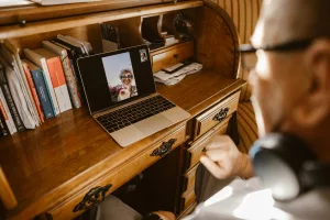 Digitale Bindung und virtuelle Aktivitäten in Fernbeziehungen